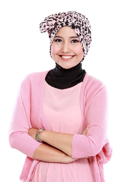 Joven mujer musulmana asiática en sonrisa bufanda