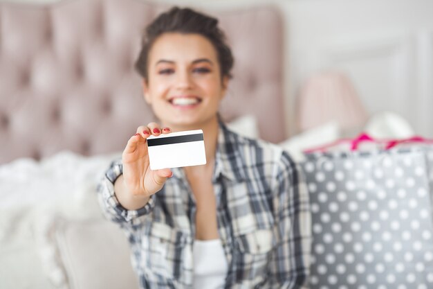 Joven mujer muy hermosa haciendo compras en línea en casa