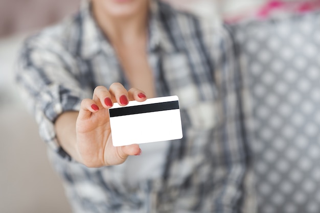 Foto joven mujer muy hermosa haciendo compras en línea en casa