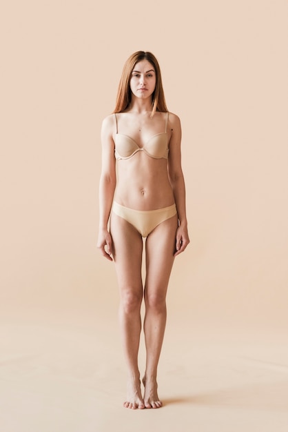 Fuera gravedad Comedia de enredo Joven mujer natural posando en ropa interior | Foto Premium
