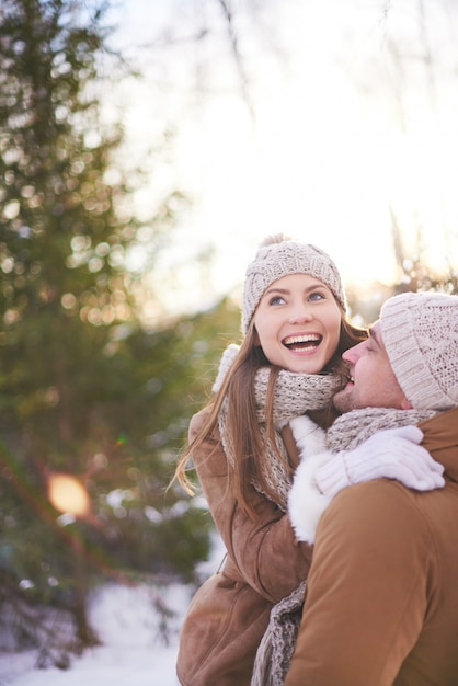 joven mujer natural sonriente del invierno