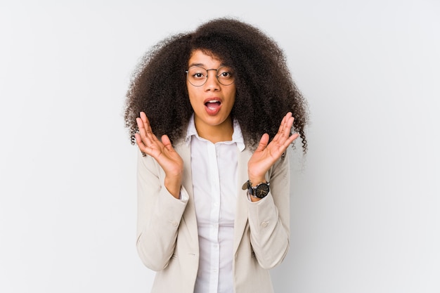 Joven mujer de negocios afroamericana sorprendida y conmocionada.