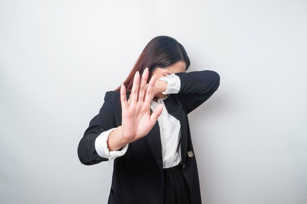 Foto joven mujer de negocios asiática aislada de fondo blanco parece deprimida cubierta por dedos asustada y nerviosa