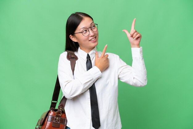 Joven mujer de negocios asiática sobre un fondo aislado señalando con el dedo índice una gran idea