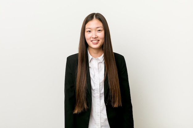 Joven mujer de negocios bastante chino feliz, sonriente y alegre.