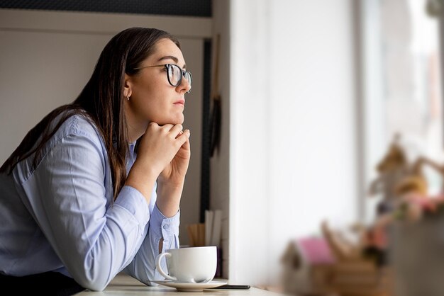 Foto joven mujer de negocios bebiendo café