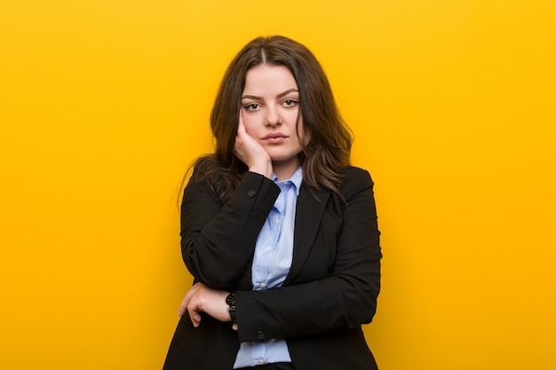 Joven mujer de negocios caucásica de talla grande que está aburrida, fatigada y necesita un día de relax.