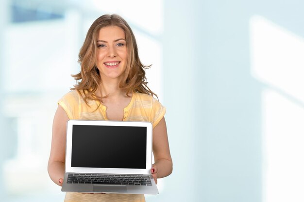 joven, mujer de negocios, con, computador portatil