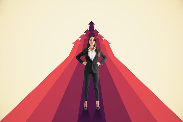 Joven mujer de negocios europea atractiva con flechas rojas en fondo claro Concepto de dirección y éxito del camino