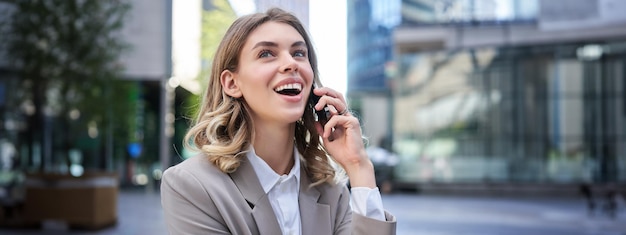 Foto joven mujer de negocios hablando por teléfono móvil en la ciudad