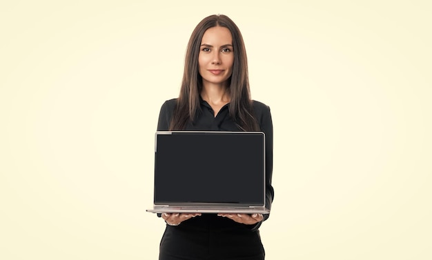 Joven mujer de negocios independiente CEO jefe gerente empleado mostrando pantalla de portátil con maqueta en blanco