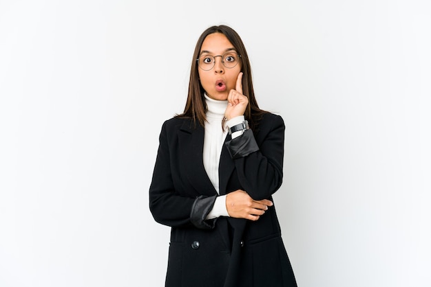 Joven mujer de negocios de raza mixta aislada sobre fondo blanco con una gran idea, concepto de creatividad.