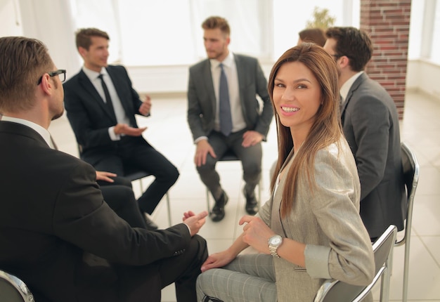 Joven mujer de negocios en una reunión de negocios con el equipo de negociosfoto con espacio de copia