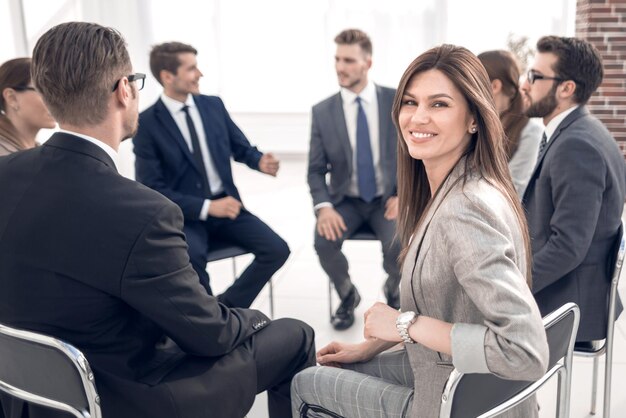 Joven mujer de negocios en una reunión de negocios con el equipo de negociosfoto con espacio de copia