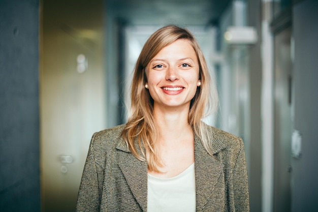 Joven mujer de negocios sonriendo