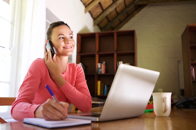 Joven mujer de negocios trabajando desde casa