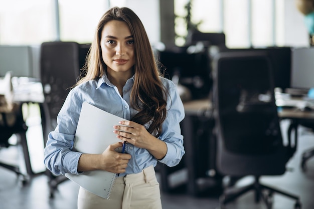 Joven mujer de negocios trabajando en la computadora en la oficina