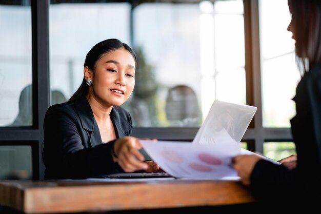 joven mujer de negocios trabajando intensamente y con una sonrisa brillante Reunión del plan de trabajo planificador financiero personal de finanzas trabajo feliz Planificador financiero y de inversiones