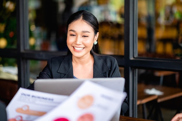 joven mujer de negocios trabajando intensamente y con una sonrisa brillante Reunión del plan de trabajo planificador financiero personal de finanzas trabajo feliz Planificador financiero y de inversiones