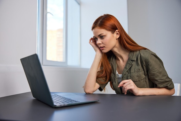 Joven mujer de negocios usando una computadora portátil en la oficina