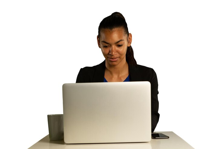 Foto joven mujer de negocios usando una computadora portátil