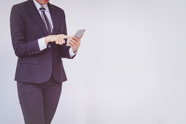 Joven, mujer de negocios, utilizar, smartphone