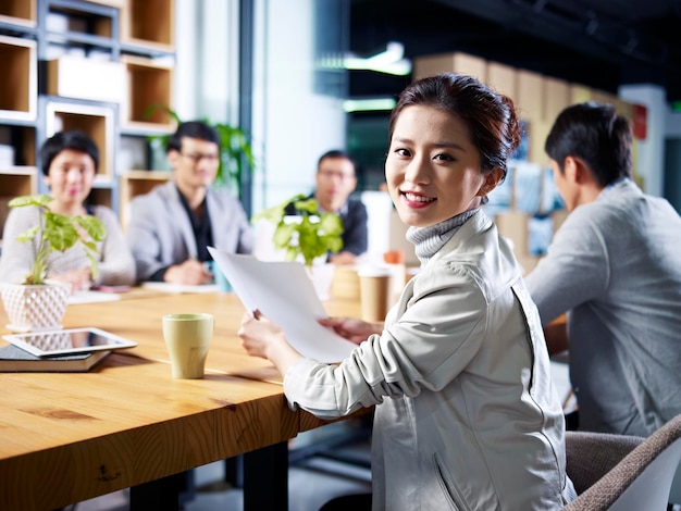 Foto joven mujer de negocios