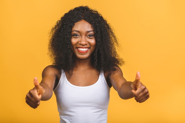 Joven mujer negra afroamericana dando un pulgar hacia arriba gesto.