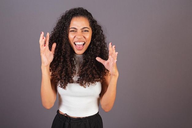 Joven mujer negra brasileña enojada gritando de furia