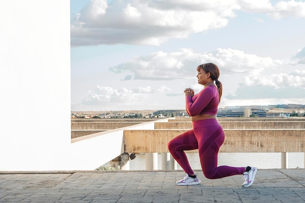 joven, mujer negra, ejercitar, hacer, lunges