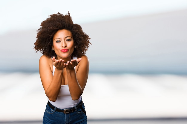 joven mujer negra enviando besos