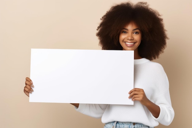 Joven mujer negra feliz sosteniendo una pancarta blanca en blanco señal de retrato de estudio aislado