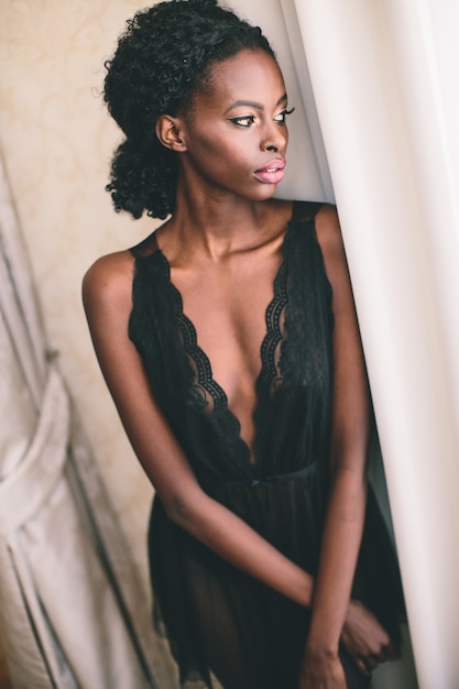 Joven mujer negra en la habitación