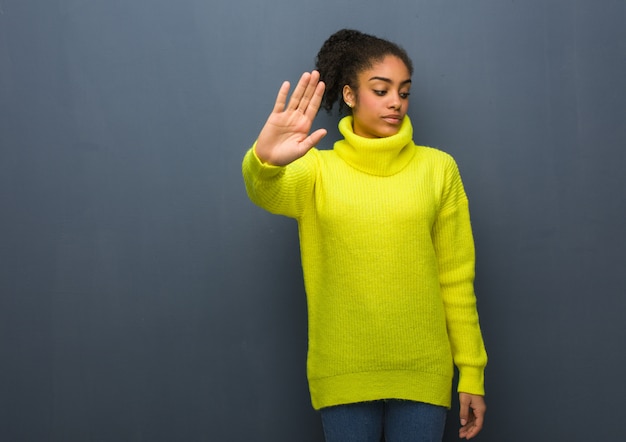 Joven, mujer negra, poniendo, mano delante