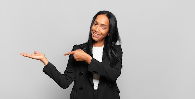 Joven, mujer negra, sonriente