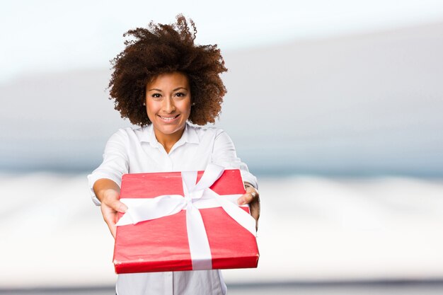 joven mujer negra sosteniendo un regalo