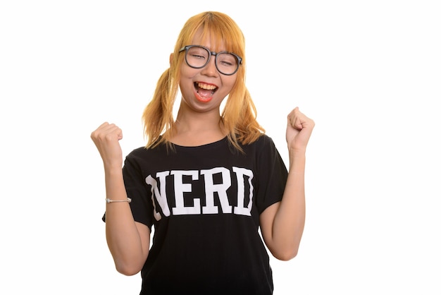 Joven mujer nerd asiática feliz sonriendo y mirando motivado