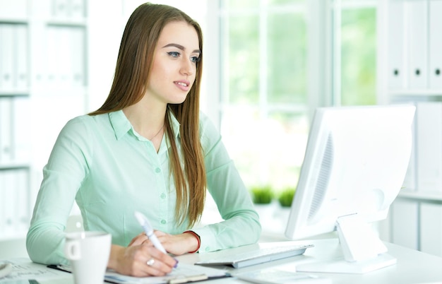 Joven mujer en la oficina