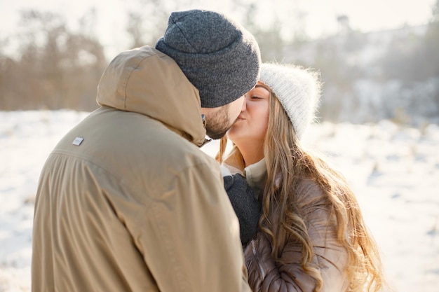 Joven y mujer pasando tiempo juntos en el día de invierno