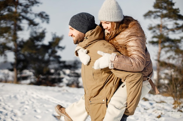 Joven y mujer pasando tiempo juntos en el día de invierno