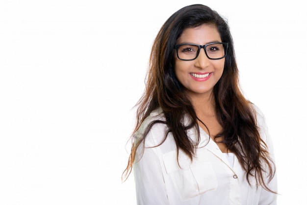 Joven mujer persa feliz sonriendo con anteojos