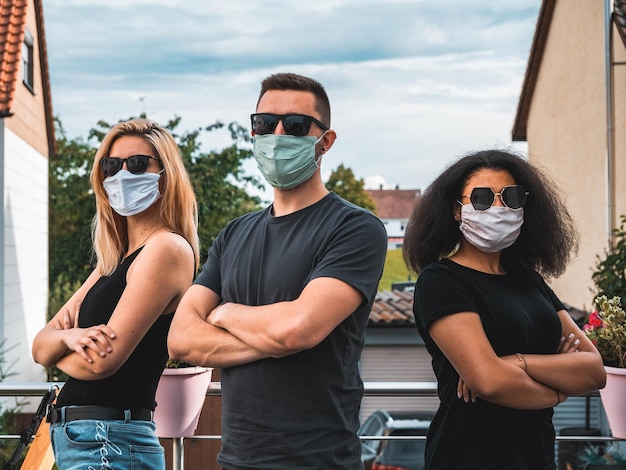 Foto un joven y una mujer de pie con gafas de sol.