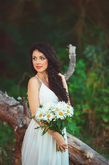 Una joven mujer posando en un campo