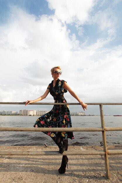 Joven mujer posando cerca del mar