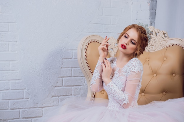 Joven mujer posando con hermoso vestido de novia