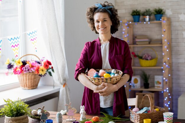 Joven mujer posando con huevos de Pascua