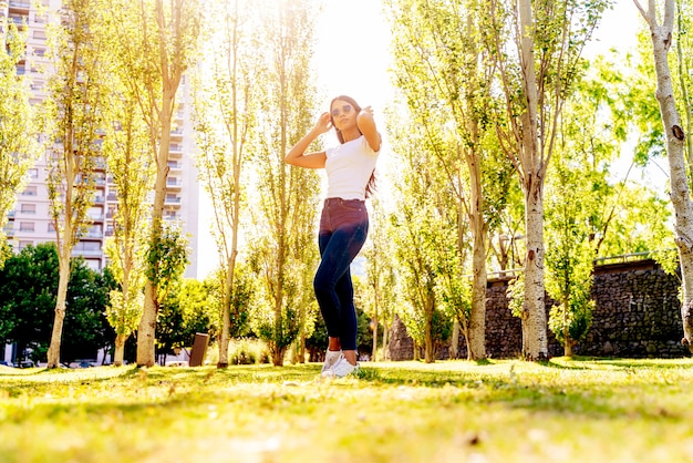 Foto una joven mujer posando en un parque en un día soleado