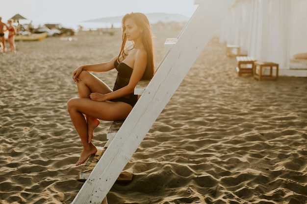 Joven mujer posando en la playa