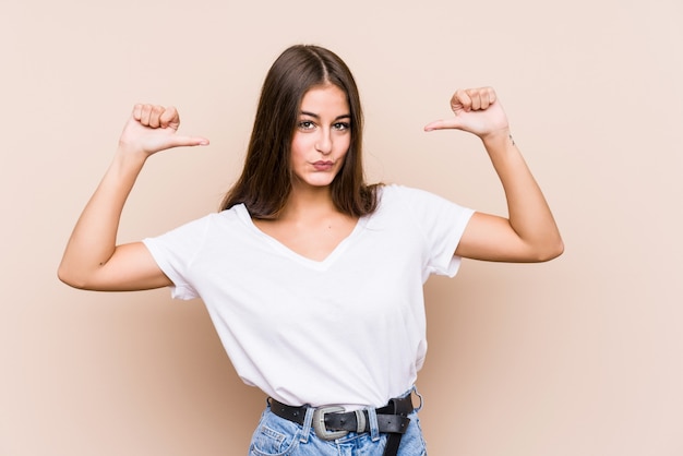 Joven mujer posando se siente orgullosa y segura de sí misma, ejemplo a seguir