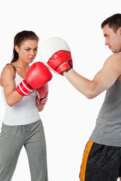 Joven mujer practicando boxeo